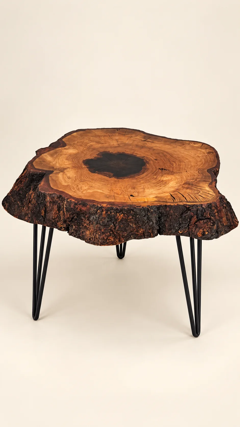 Verkaufter Tisch, Kleiner Tisch mit Sonnenblume