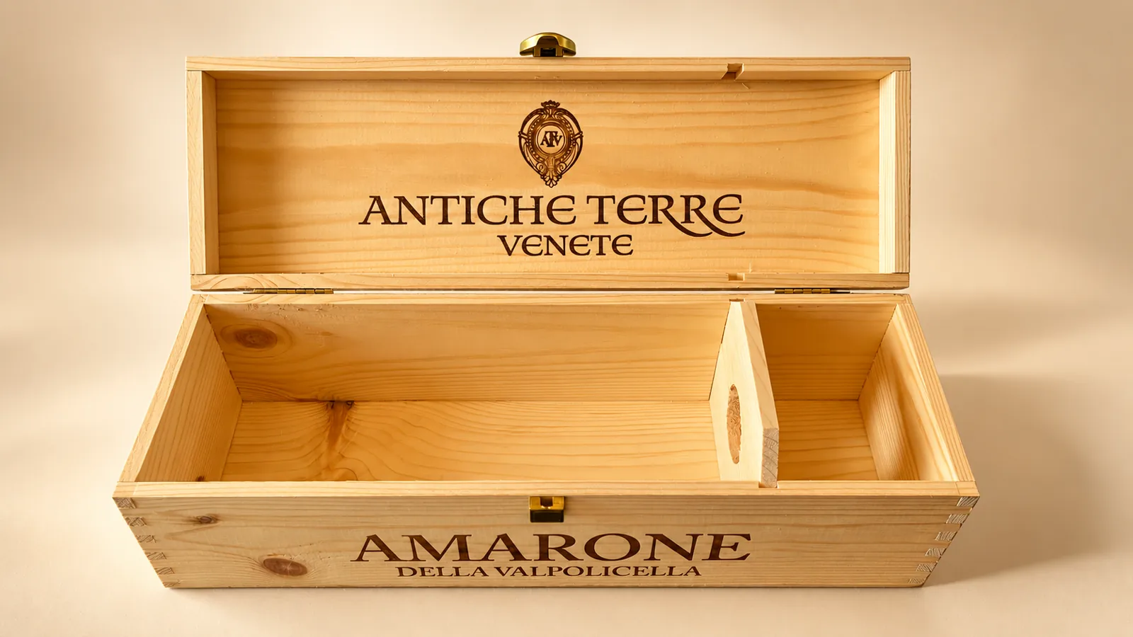 Geöffnete Weinkistenschatulle als Geschenkidee, bearbeitete Studioansicht